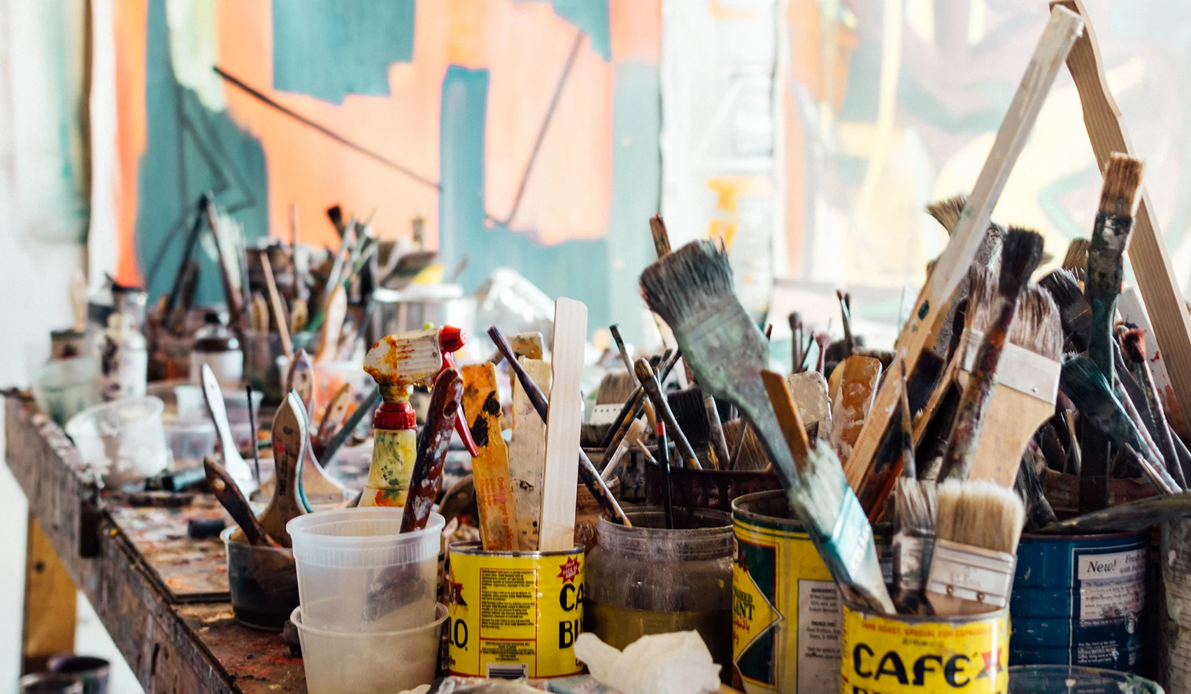 Pinceaux et couleurs dans l’atelier de Séverine
